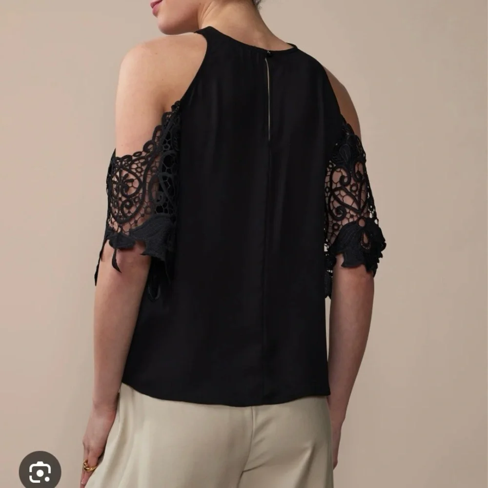 🎊 New York & Company Crochet Sleeve Criss Cross Blouse - Picture 2 of 7